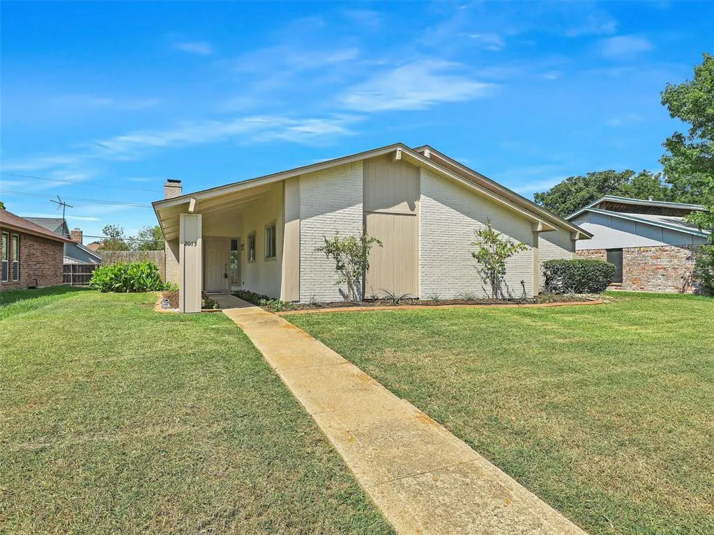 2013 E Collins Boulevard