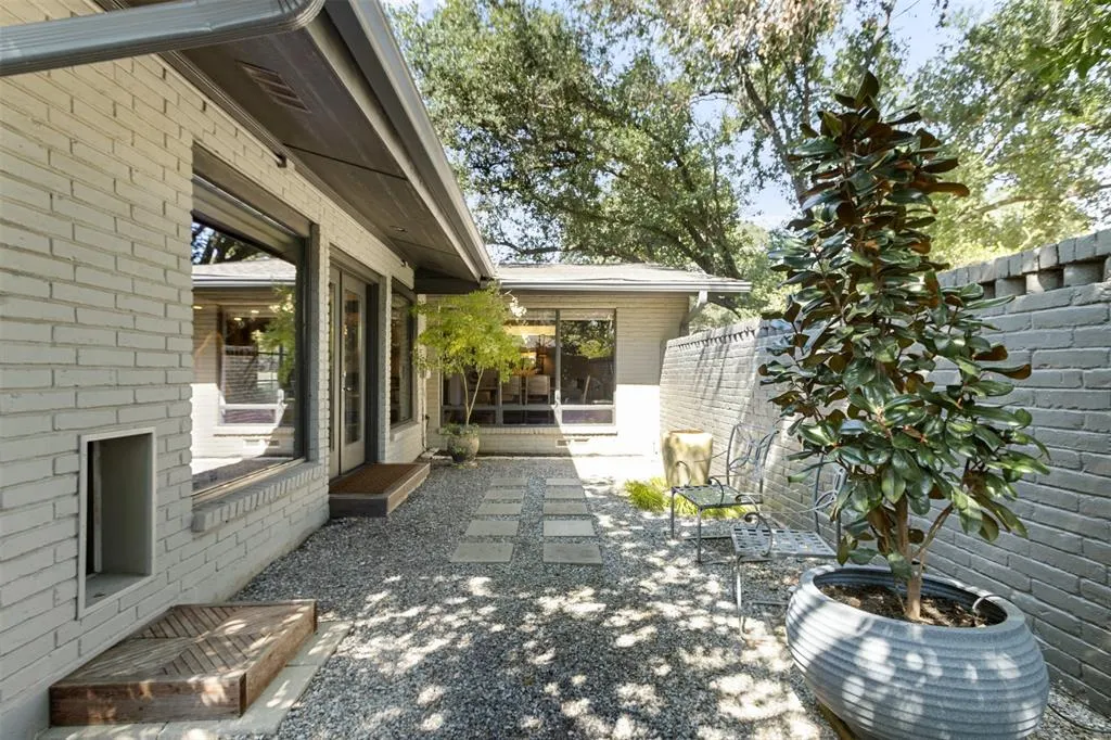 11207 Pinocchio Drive