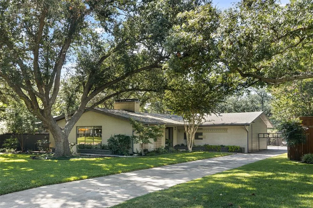 11207 Pinocchio Drive