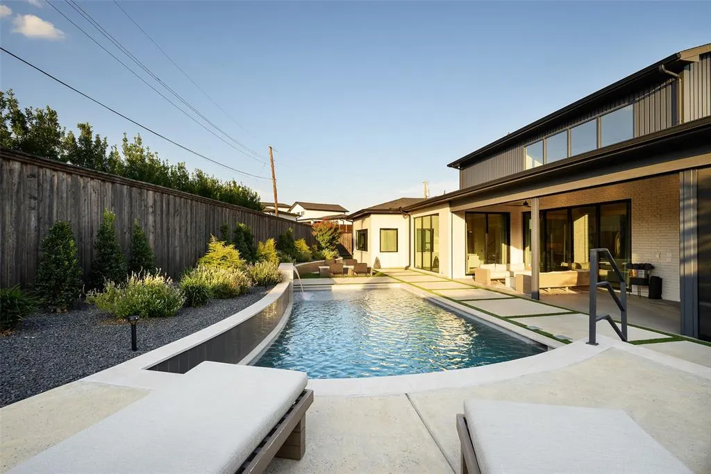 7137 Royal Lane