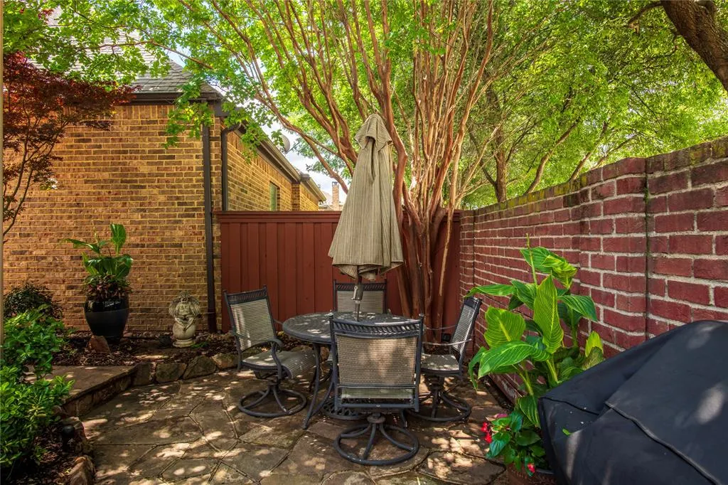 33 Glistening Pond Drive