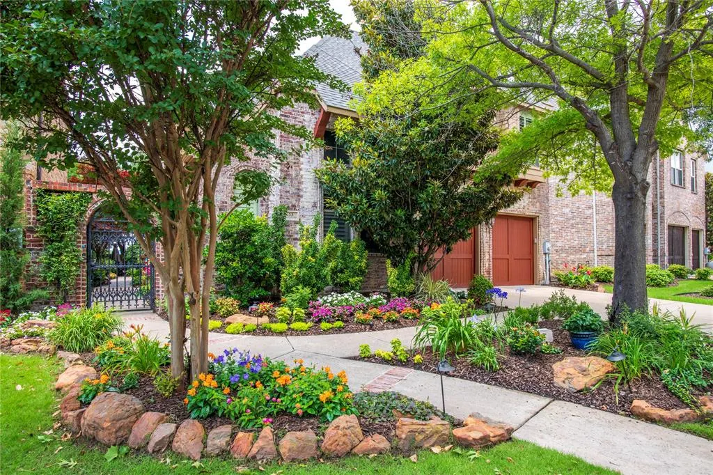 33 Glistening Pond Drive