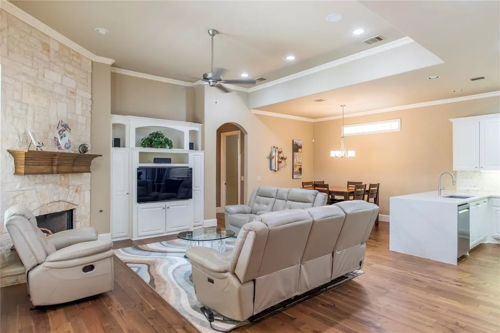 33 Glistening Pond Drive