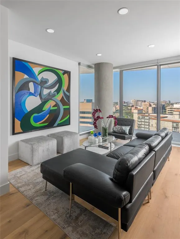 3130 N Harwood Street, #1605