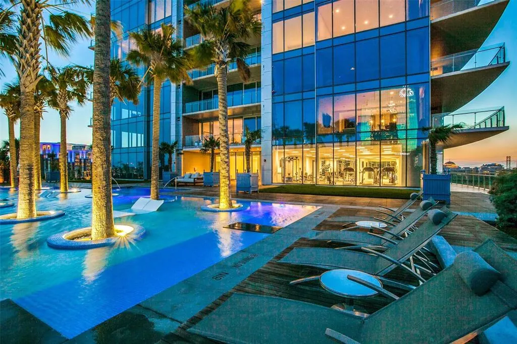 3130 N Harwood Street, #1605
