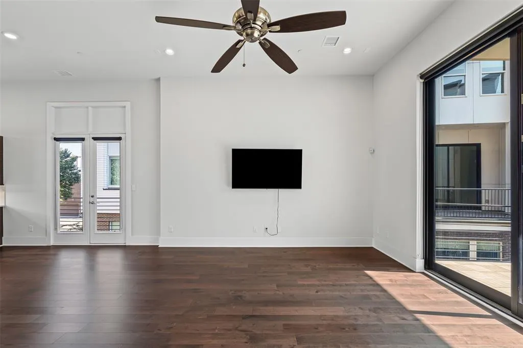 381 E Greenbriar Lane, #501