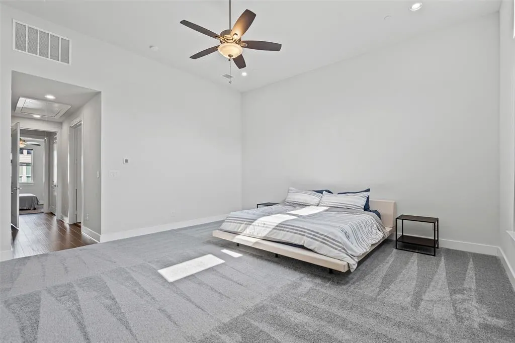381 E Greenbriar Lane, #501