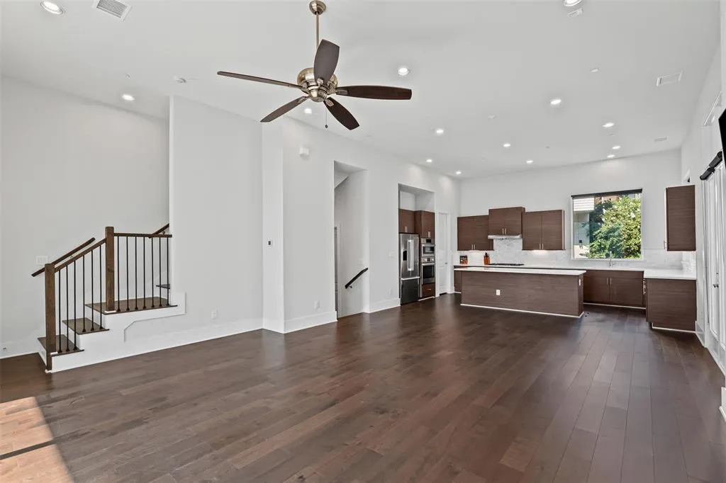 381 E Greenbriar Lane, #501