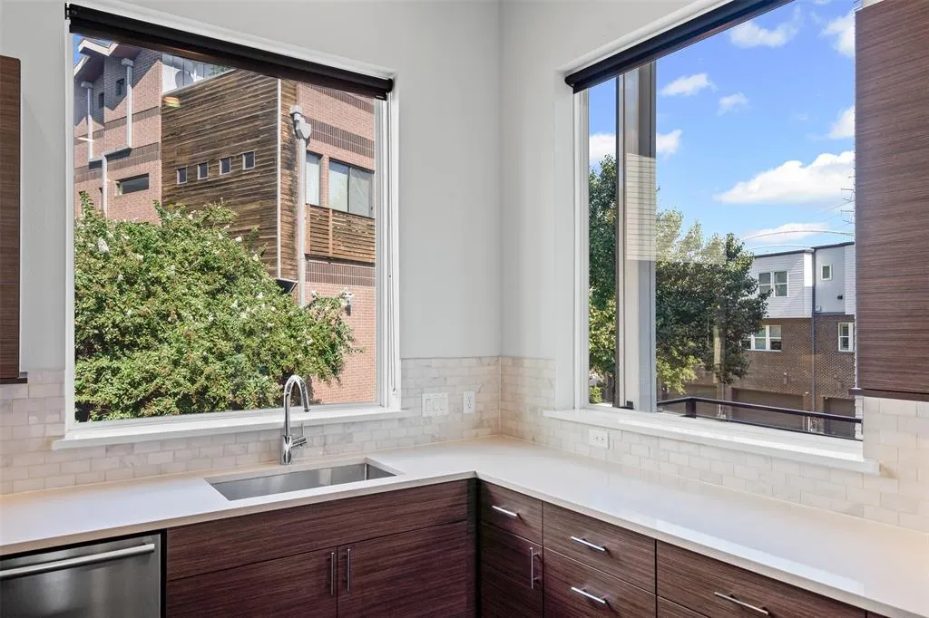 381 E Greenbriar Lane, #501