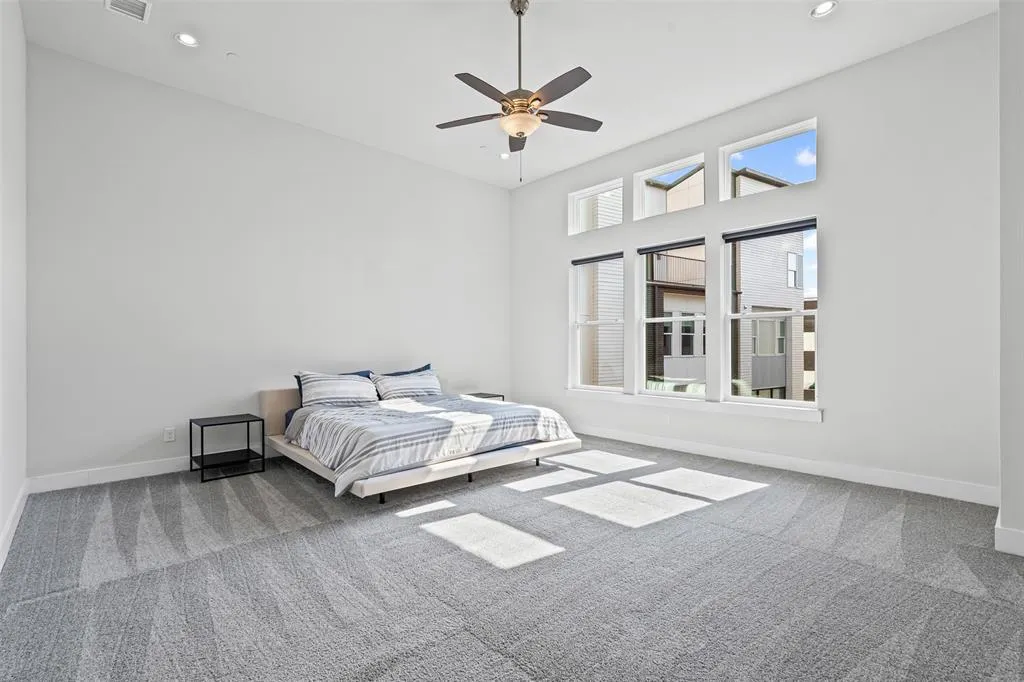 381 E Greenbriar Lane, #501