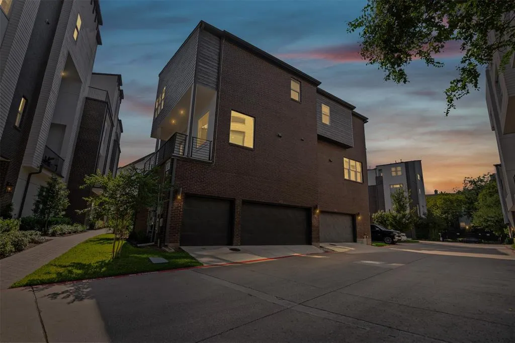381 E Greenbriar Lane, #501