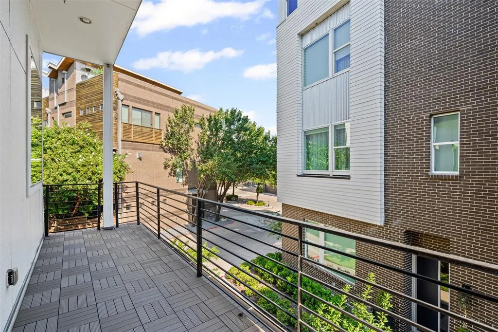 381 E Greenbriar Lane, #501