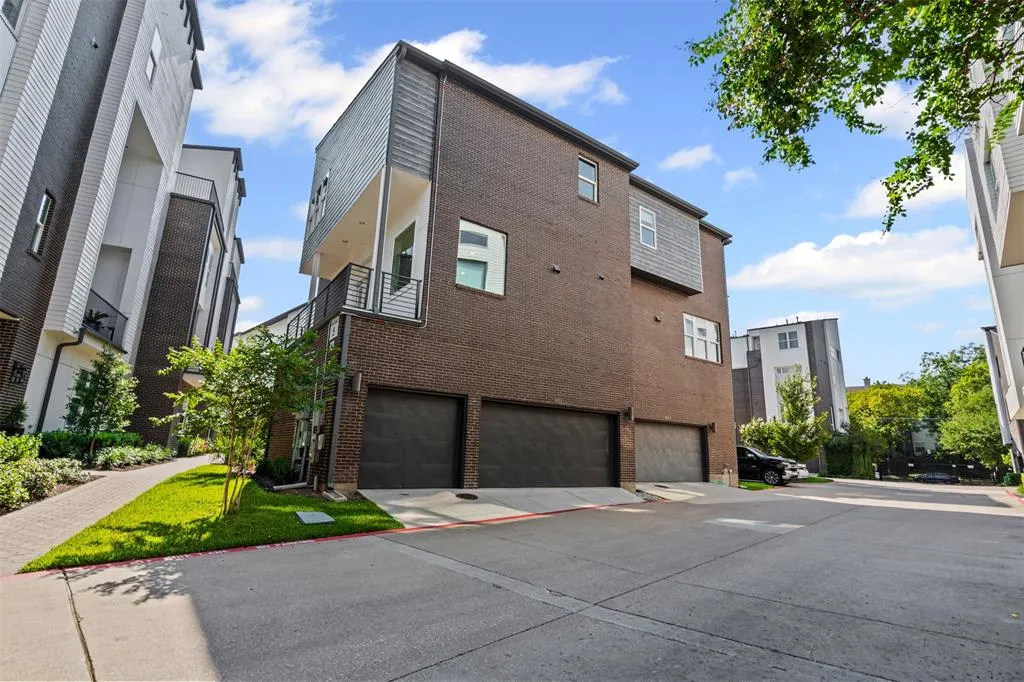 381 E Greenbriar Lane, #501