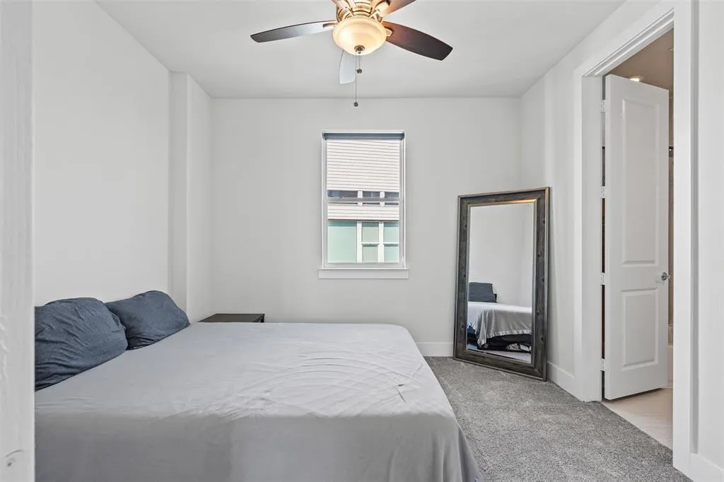 381 E Greenbriar Lane, #501