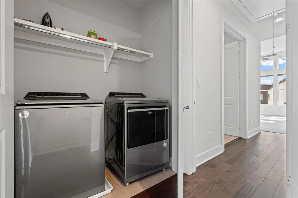 381 E Greenbriar Lane, #501