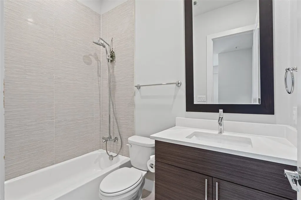 381 E Greenbriar Lane, #501