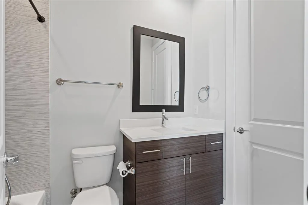 381 E Greenbriar Lane, #501