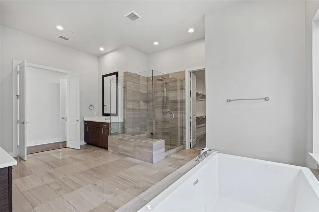 381 E Greenbriar Lane, #501