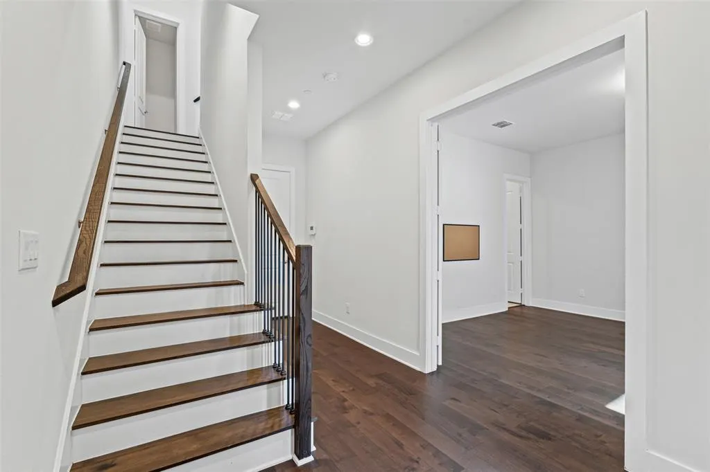 381 E Greenbriar Lane, #501