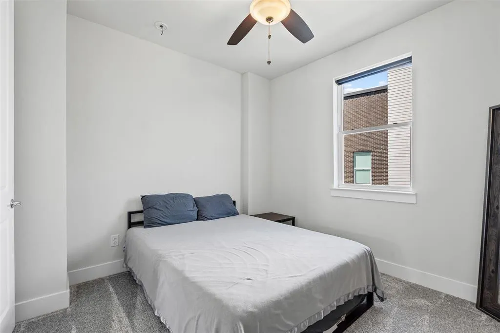 381 E Greenbriar Lane, #501