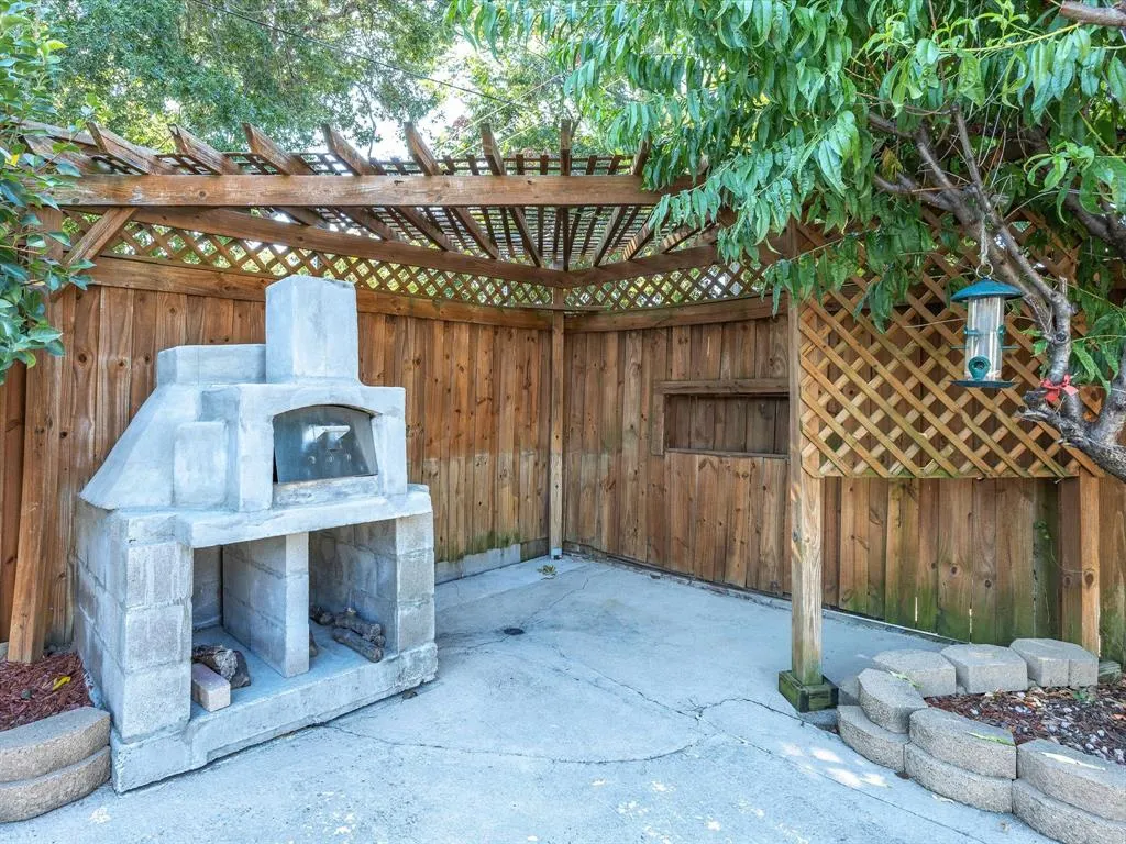 1318 Brook Valley Lane