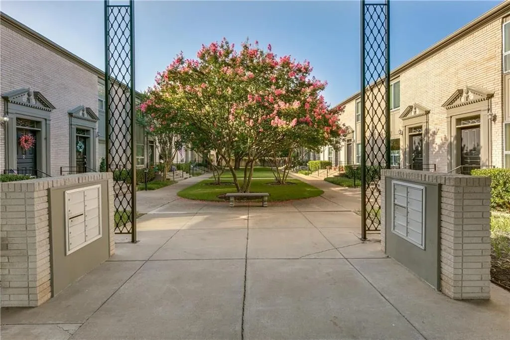 7526 W Northwest Highway, #1