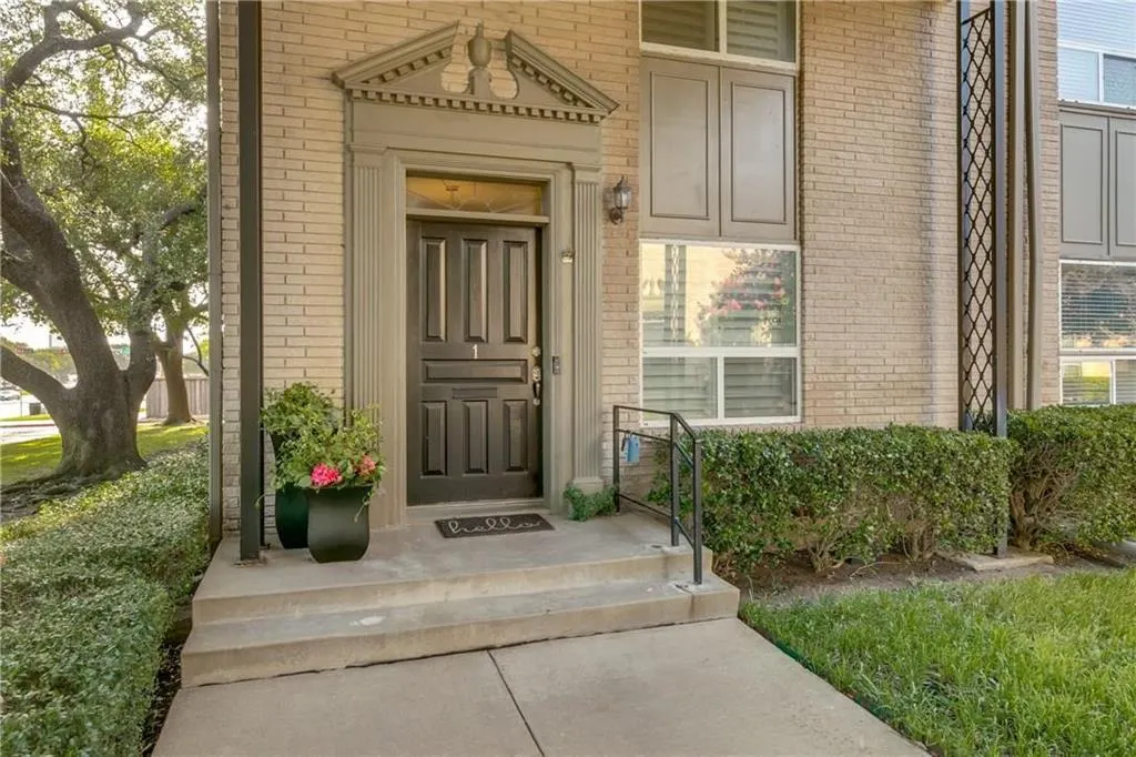 7526 W Northwest Highway, #1