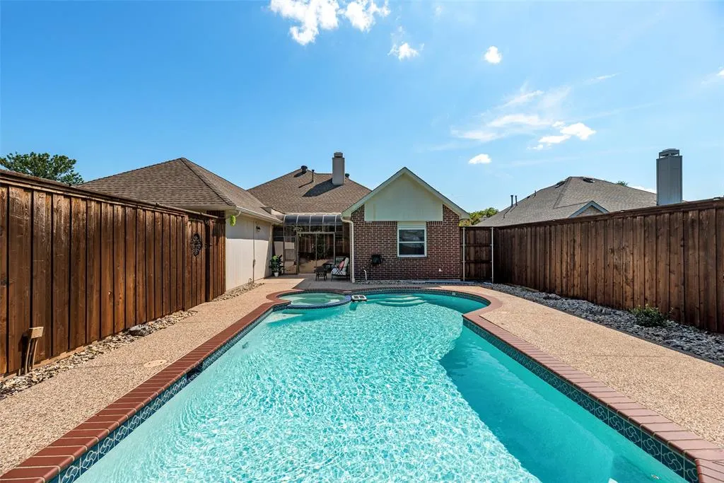 2700 Rochelle Drive