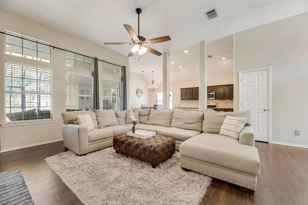 2700 Rochelle Drive
