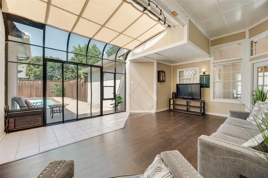 2700 Rochelle Drive