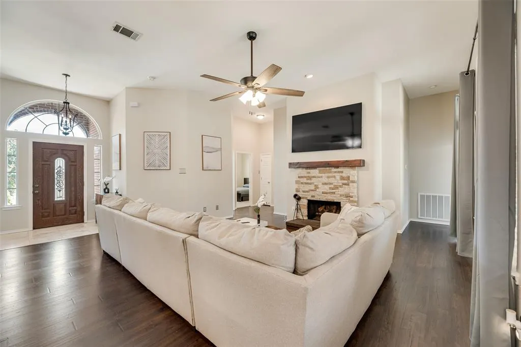 2700 Rochelle Drive