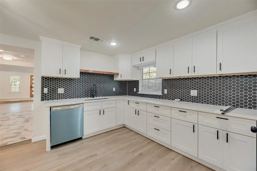 605 Hillside Circle