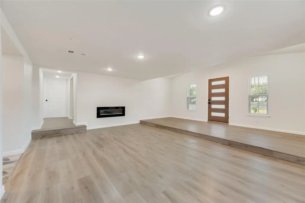 605 Hillside Circle