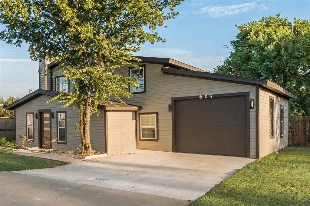 605 Hillside Circle