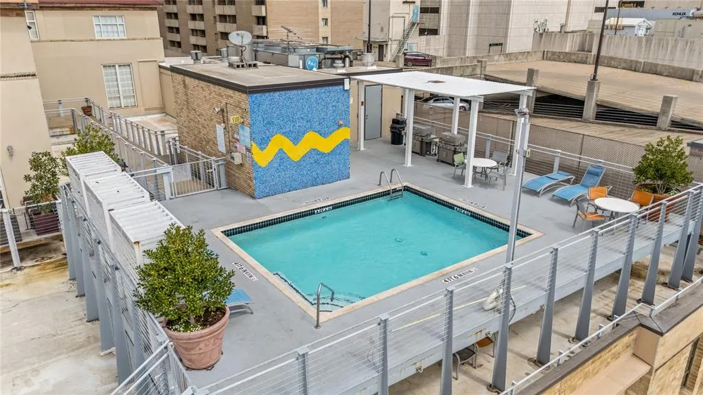1122 Jackson Street, #203
