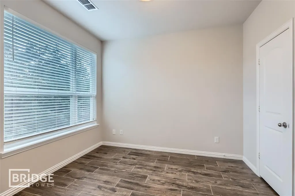 301 E Lamar Street, #11
