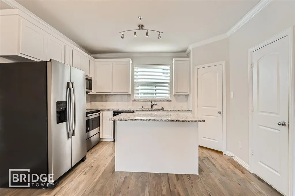301 E Lamar Street, #11