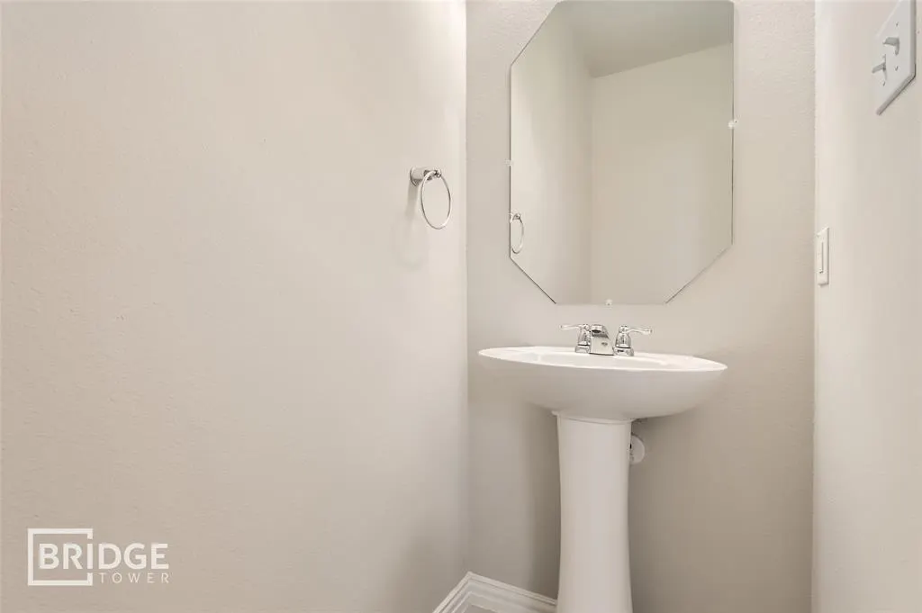 301 E Lamar Street, #11