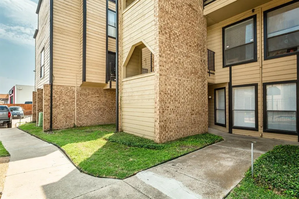 3022 Forest Lane, #221
