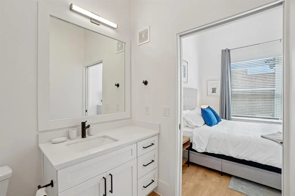 6418 Maple Avenue, #306