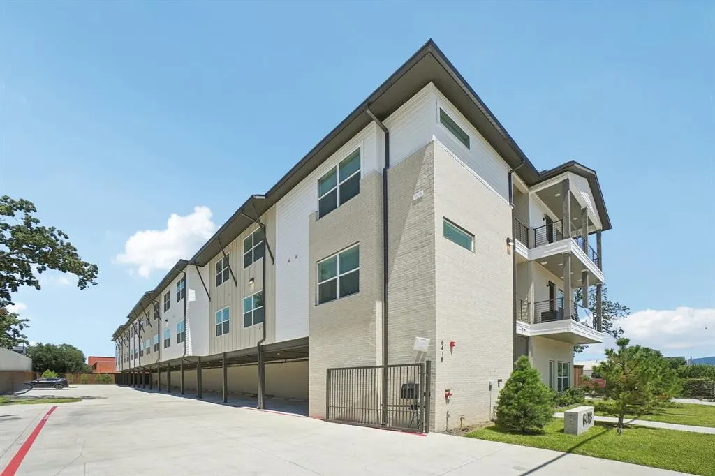 6418 Maple Avenue, #212