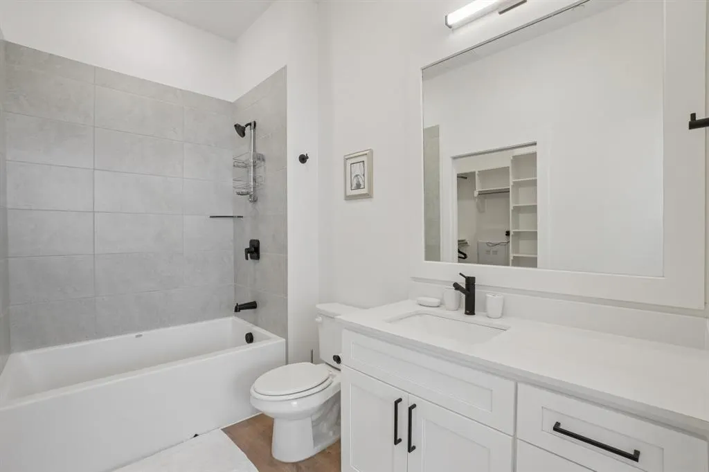 6418 Maple Avenue, #212
