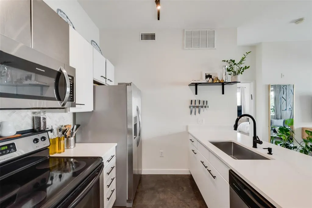 3025 Bryan Street, #1F
