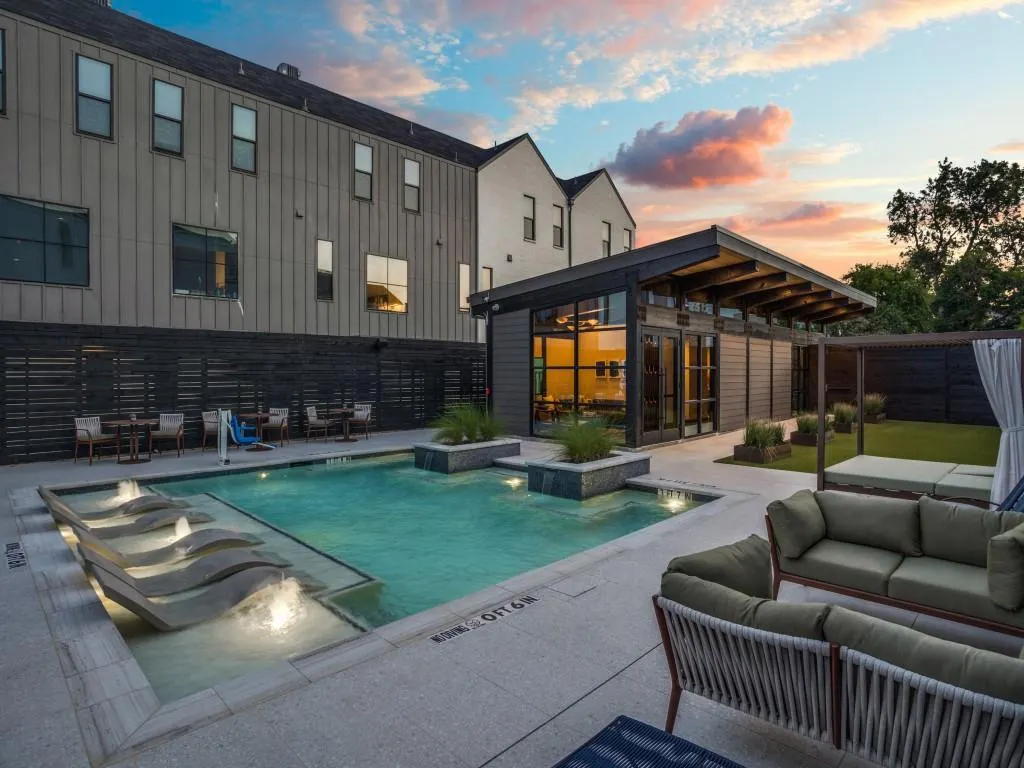 5609 Live Oak Street, #202