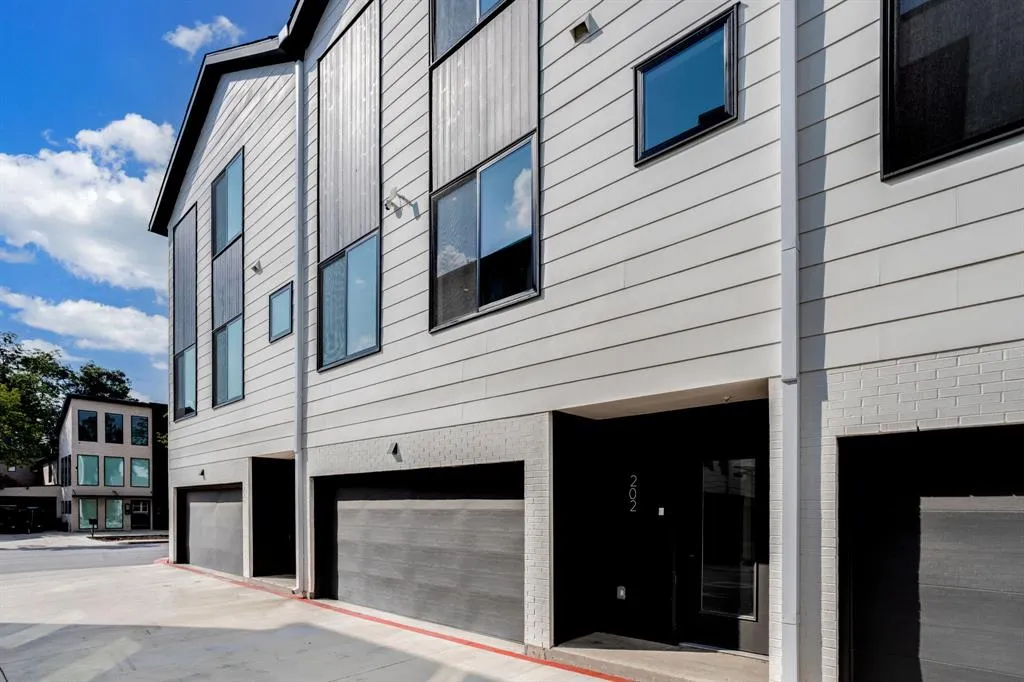 5609 Live Oak Street, #202
