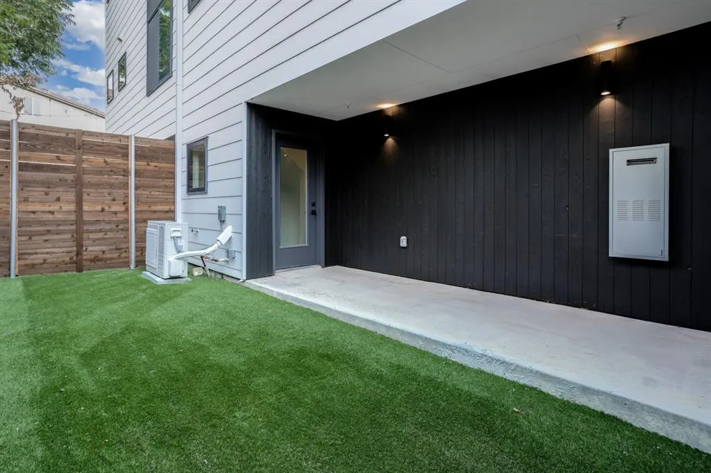 5609 Live Oak Street, #202