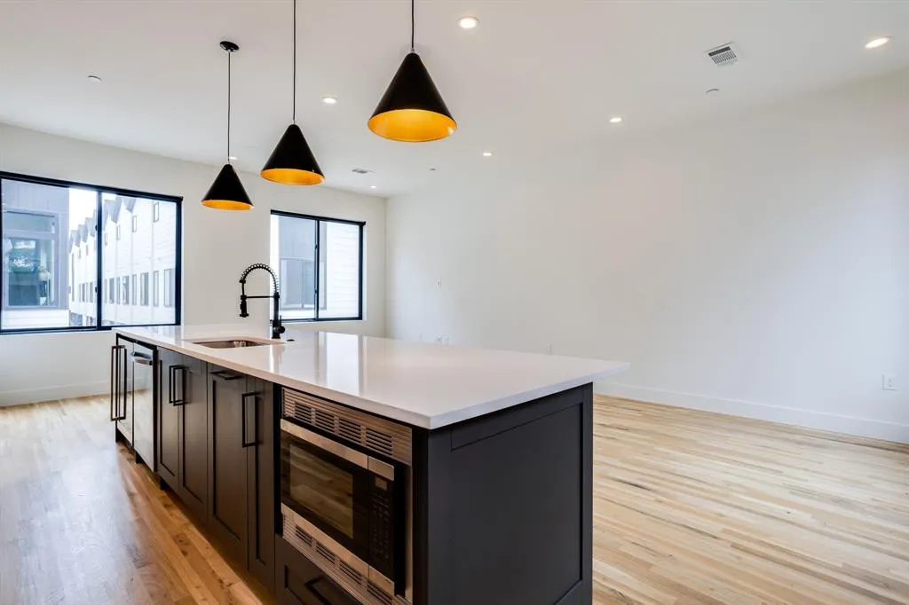 5609 Live Oak Street, #202