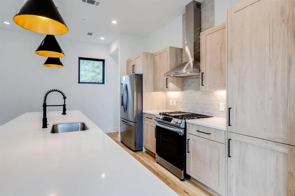 5609 Live Oak Street, #202