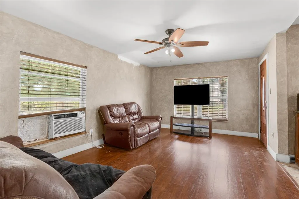 230 W Jerden Lane