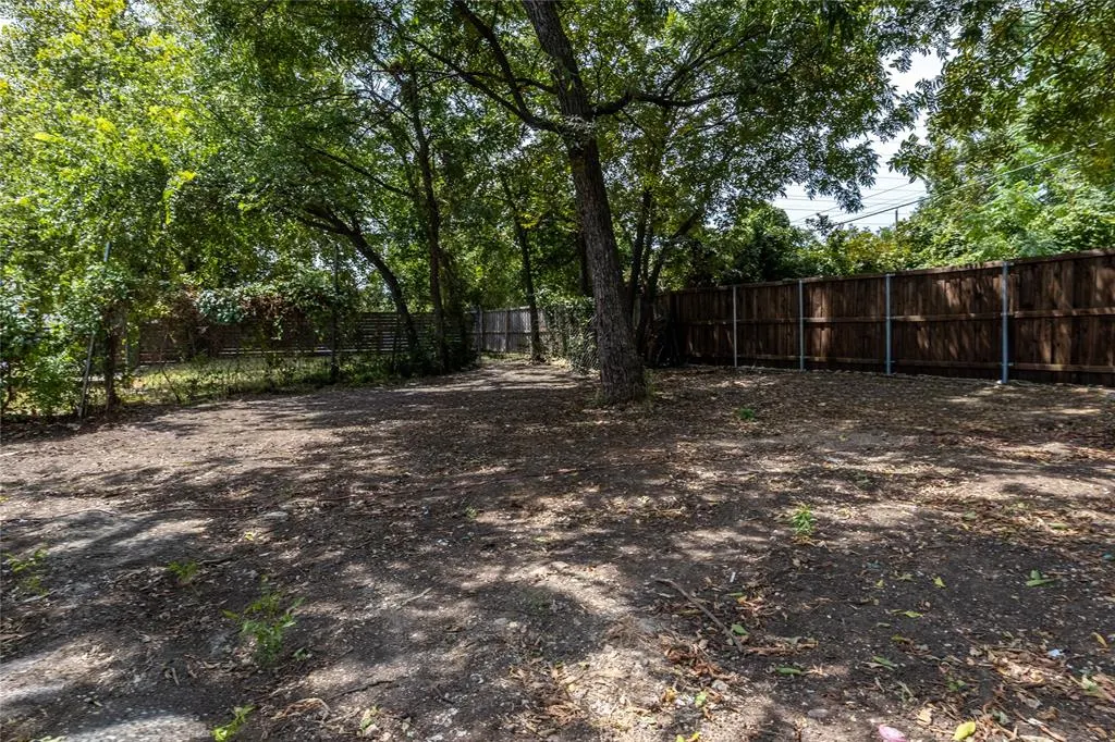 1411 E Waco Avenue